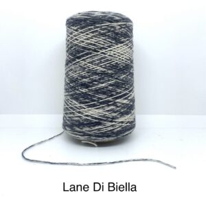 Rocca Pura Lana Fumetto Stampa Blu Denim con Ecru Gr. 350 Titolo 3400 (100 Gr./ 340 Mt.) Campionatura Da Collezione PL 094